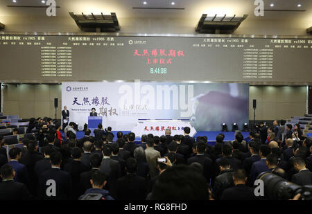 (190128) - SHANGHAI, Jan. 28, 2019 (Xinhua) - Foto aufgenommen am 31.01.28, 2019 zeigt die einer Zeremonie für Naturkautschuk Optionen an der Shanghai Futures Exchange in der East China Shanghai. China am Montag gestartet Optionen für Naturkautschuk, Baumwolle und Mais, die zur Verfügung stehenden Instrumente zur Absicherung von Preisrisiken in den wichtigsten Rohstoff der Welt. (Xinhua / Fang Zhe) Stockfoto