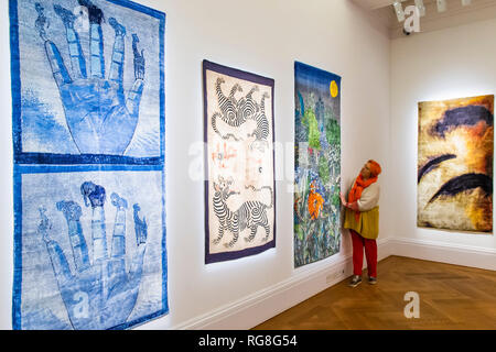 London, Großbritannien. 28. Jan 2019. Francesco's Clemente Karte von Was ist das mühelose, 2018-2019, £ 25.000, einer der antiken Teppichen, Raqib Shaw's Ode an die Tiger von Comares, 2018-2019, £ 25.000,00 und Anish Kapoor's Untitled, 2018-2019, £ 25.000 - Morgen Tiger Ausstellung bei Sotheby's New Bond Street, London. Eine neue fundraising Projekt in Zusammenarbeit mit dem WWF, Christopher Farr und Artwise entwickelt, mit speziell angefertigten limited edition Kunst Teppiche von 10 internationalen Künstlern. Credit: Guy Bell/Alamy leben Nachrichten Stockfoto