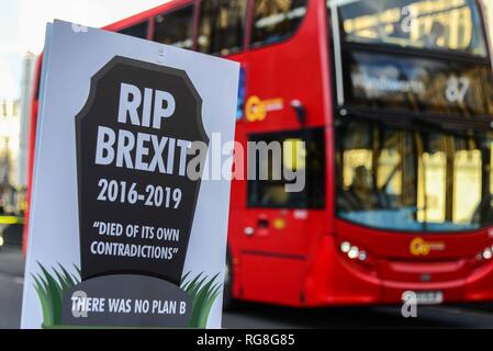 London, Großbritannien. 28. Jan 2019. Bleiben ein Banner gegenüber dem Haus, Westminster. Credit: Claire Doherty/Alamy leben Nachrichten Stockfoto