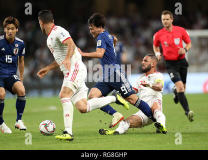 Al Ain, Vereinigte Arabische Emirate. 28 Jan, 2019. Takumi Minamino (C) der Japan konkurriert im Halbfinale zwischen Japan und dem Iran an der Asienmeisterschaft 2019 an der Hazza Bin Zayed Stadion in Al Ain, in den Vereinigten Arabischen Emiraten, Jan. 28, 2019. Quelle: Cao kann/Xinhua/Alamy leben Nachrichten Stockfoto