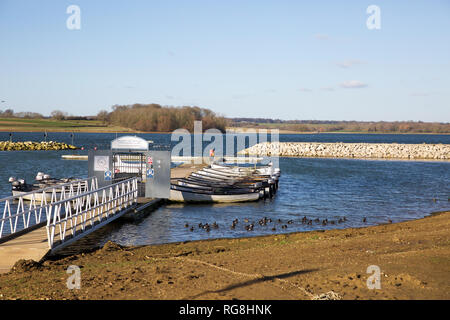 Rutland, UK. 28. Januar 2019. Motor Boote unter blauem Himmel in Rutland Water, bevor die Schneefälle, die für morgen und Donnerstag prognostiziert wird. Credit: Keith Larby/Alamy leben Nachrichten Stockfoto