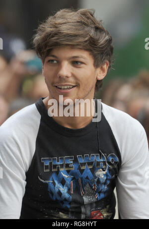 NEW YORK, NY - AUGUST 23: Harry Styles von einer Richtung führt auf NBC's "Heute" am Rockefeller Plaza am 23. August 2013 in New York, New York. Personen: Harry Styles Stockfoto