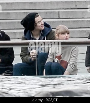 NEW YORK, NY - Dezember 03: Taylor Swift und eine Richtung Harry's Stile miteinander im Central Park Zoo entdeckt. am Dezember 3, 2012 in New York City. Personen: Taylor Swift, Harry Styles Stockfoto