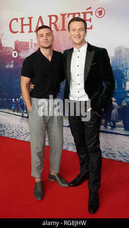 Berlin, Deutschland. 28 Jan, 2019. Jannik Schümann (l) und Artjom Gilz, Schauspieler in der Serie, sind im Film Premiere der Serie Charite im Kino Zoo Palast. Die zweite Saison beginnt am 19. Februar 2019. Quelle: Annette Riedl/dpa/Alamy leben Nachrichten Stockfoto