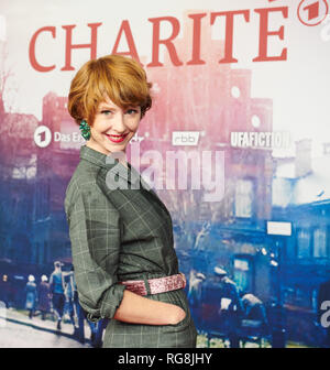 Berlin, Deutschland. 28 Jan, 2019. Sarah Bauerett, Schauspielerin in der Serie, ist der Film Premiere der Serie Charite im Zoo Palast. Die zweite Saison beginnt am 19. Februar 2019. Quelle: Annette Riedl/dpa/Alamy leben Nachrichten Stockfoto