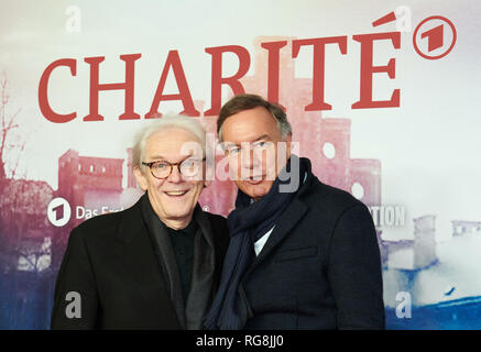 Berlin, Deutschland. 28 Jan, 2019. Prof. Karl Max Einhäupl (l), Vorstandsvorsitzender der Charite Berlin, und Produzent Nico Hofmann zur Premiere der Serie Charite im Zoo Palast. Die zweite Saison beginnt am 19. Februar 2019. Quelle: Annette Riedl/dpa/Alamy leben Nachrichten Stockfoto