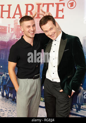 Berlin, Deutschland. 28 Jan, 2019. Jannik Schümann (l) und Artjom Gilz, Schauspieler in der Serie, sind im Film Premiere der Serie Charite im Kino Zoo Palast. Die zweite Saison beginnt am 19. Februar 2019. Quelle: Annette Riedl/dpa/Alamy leben Nachrichten Stockfoto