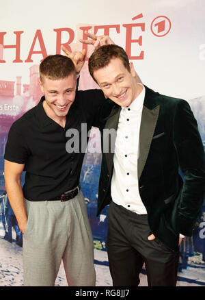Berlin, Deutschland. 28 Jan, 2019. Jannik Schümann (l) und Artjom Gilz, Schauspieler in der Serie, sind im Film Premiere der Serie Charite im Kino Zoo Palast. Die zweite Saison beginnt am 19. Februar 2019. Quelle: Annette Riedl/dpa/Alamy leben Nachrichten Stockfoto