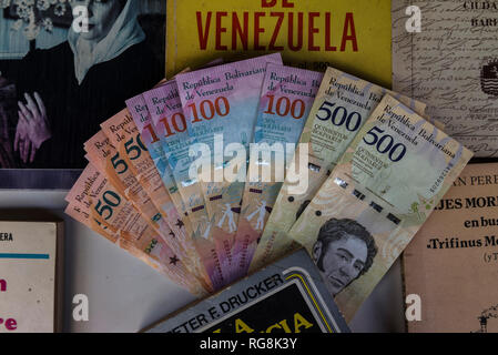 Caracas, Venezuela. 28 Jan, 2019. Bolivar Rechnungen liegen auf einem Tisch in einem Antiquariat. Vom 28.01.2019, das private Geld Haus Interbanex Devisengeschäfte in der sozialistischen Land führen kann. Am ersten Handelstag, der Bank der Wechselkurs bei 3200 Bolivar pro Dollar. Dies bedeutete eine Abwertung von knapp 35 Prozent gegenüber dem offiziellen Wechselkurs der Zentralbank. Credit: Marcelo Perez del Carpio/dpa/Alamy leben Nachrichten Stockfoto