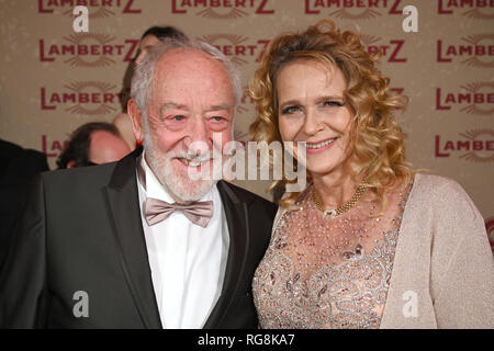 Köln, Deutschland. 28. Januar 2019. Schauspieler Dieter Hallervorden (l) kommt mit seiner Freundin Christiane Zander auf die "Lambertz Monday Night 2019" Der süßwarenhersteller Lambertz im Alten Wartesaal in Köln Hauptbahnhof. Die Party findet im Rahmen der Internationale Süßwaren Messe (ISM). Foto: Henning Kaiser/dpa Quelle: dpa Picture alliance/Alamy leben Nachrichten Stockfoto