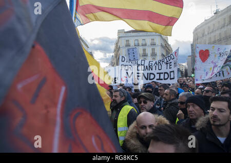 Madrid, Madrid, Spanien. 28 Jan, 2019. Demonstranten mit Transparenten und Fahnen während des Protestes gesehen. Aufgrund eines fehlenden Abkommens, Hunderte Taxifahrer protestierten am Puerta del Sol, Madrids zentralen Platz. Taxifahrer in Madrid haben auf einen Streik für mehr als eine Woche fordern das Verbot von Uber und Cabify in der spanischen Hauptstadt. Credit: Lora Grigorova/SOPA Images/ZUMA Draht/Alamy leben Nachrichten Stockfoto