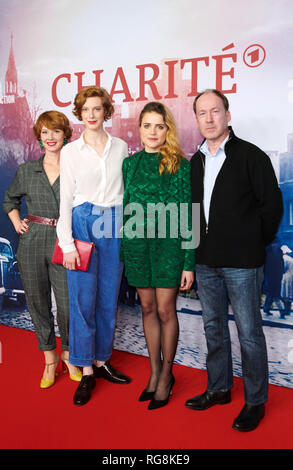 Berlin, Deutschland. 28 Jan, 2019. Sarah Bauerett (L-R), Luise Wolfram, Mala Emde und Ulrich Noethen in den Film Premiere der Serie Charite im Zoo Palast. Die zweite Saison beginnt am 19. Februar 2019. Quelle: Annette Riedl/dpa/Alamy leben Nachrichten Stockfoto