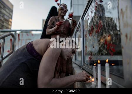 Rio de Janeiro - 28/01/2019 - Manifestacao Ocupa Vale - Demonstranten mit Schlamm bedeckten Körper Kerzen im Gedenken an die Opfer während der Protest gegen Bergbaugesellschaft Vale vor ihren Sitz in der südlichen Zone der Stadt. Am 25. Januar die Feijinha Mine Damm, von der Bergbaugesellschaft Vale, in der Stadt Brumadinho im Staat Minas Gerais befindet, betätigt, brach ab etwa 12 Millionen Meter Überkehr in der Region. Foto: Alex Ribeiro/AGIF Stockfoto