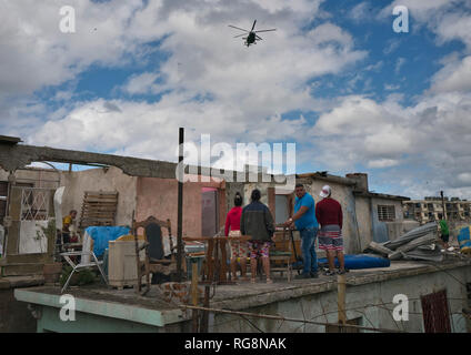 Havanna, Kuba. 28 Jan, 2019. Kubaner clean up Regla Grafschaft nach einem Tornado Verwüstung angerichtet hat. Einen heftigen Tornado zu Kuba am Sonntag Abend (Ortszeit) 27.01.2019 Kosten mindestens drei Menschen ums Leben. Weitere 172 Menschen wurden verletzt, sagte Präsident Miguel Díaz-Canel auf Twitter. Den Stadtteil Regla in der Hauptstadt Havanna besonders hart getroffen wurde. Credit: Eliana Aponte/dpa/Alamy leben Nachrichten Stockfoto