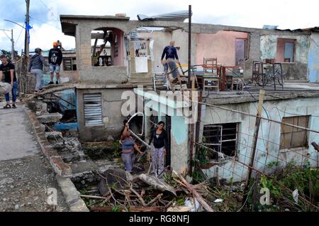 Havanna, Kuba. 28 Jan, 2019. Menschen reinigen Sie den beschädigten Häuser in der Tornado - betroffenen Bereich in der Gemeinde Regla in Havanna, Kuba, Jan. 28, 2019. Einem leistungsfähigen Tornado durch die kubanische Hauptstadt auf Sonntag Nacht, wobei drei Menschen getötet und 172 weitere verletzt. Credit: Joaquin Hernandez/Xinhua/Alamy leben Nachrichten Stockfoto