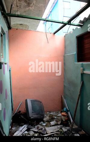 Havanna, Kuba. 28 Jan, 2019. Ein beschädigtes Haus ist in der Tornado gesehen - betroffenen Bereich in der Gemeinde Regla in Havanna, Kuba, Jan. 28, 2019. Einem leistungsfähigen Tornado durch die kubanische Hauptstadt auf Sonntag Nacht, wobei drei Menschen getötet und 172 weitere verletzt. Credit: Joaquin Hernandez/Xinhua/Alamy leben Nachrichten Stockfoto