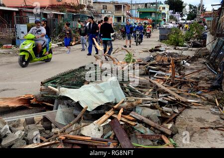 Havanna, Kuba. 28 Jan, 2019. Menschen gehen vorbei Ablagerungen in der Tornado - betroffenen Bereich in der Gemeinde Regla in Havanna, Kuba, Jan. 28, 2019. Einem leistungsfähigen Tornado durch die kubanische Hauptstadt auf Sonntag Nacht, wobei drei Menschen getötet und 172 weitere verletzt. Credit: Joaquin Hernandez/Xinhua/Alamy leben Nachrichten Stockfoto