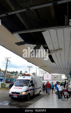 Havanna, Kuba. 28 Jan, 2019. Die Menschen warten außerhalb einer Klinik in der Tornado - betroffenen Bereich in der Gemeinde Regla in Havanna, Kuba, Jan. 28, 2019. Einem leistungsfähigen Tornado durch die kubanische Hauptstadt auf Sonntag Nacht, wobei drei Menschen getötet und 172 weitere verletzt. Credit: Joaquin Hernandez/Xinhua/Alamy leben Nachrichten Stockfoto