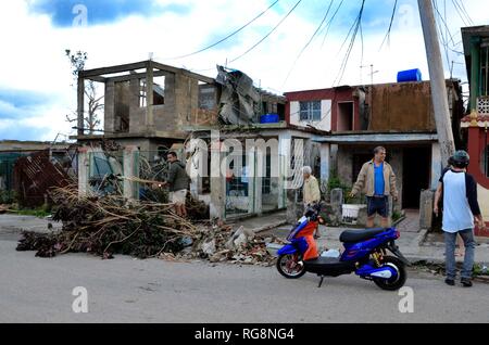Havanna, Kuba. 28 Jan, 2019. Beschädigte Häuser sind in der Tornado gesehen - betroffenen Bereich in der Gemeinde Regla in Havanna, Kuba, Jan. 28, 2019. Einem leistungsfähigen Tornado durch die kubanische Hauptstadt auf Sonntag Nacht, wobei drei Menschen getötet und 172 weitere verletzt. Credit: Joaquin Hernandez/Xinhua/Alamy leben Nachrichten Stockfoto