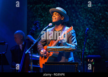 Glasgow, Schottland, Großbritannien. 27 Jan, 2019. Eric Bibb, US-amerikanischer Musiker, an Gnade und Gefahr Konzert für John Martyn, Celtic Connections 2019, Glasgow, Schottland. Credit: Pauline Keightley/Alamy leben Nachrichten Stockfoto