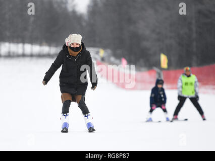 Changchun, Jilin Provinz Chinas. 25 Jan, 2019. Touristen Ski am Erhe Dorf in der Stadt Shulan, Provinz Jilin im Nordosten Chinas, Jan. 25, 2019. Mit reichlich vorhandenen Ressourcen von Eis und Schnee, Erhe Dorf bereichert die Dorfbewohner durch die Umwandlung in ein beliebtes Reiseziel im Winter. Credit: Xu Chang/Xinhua/Alamy leben Nachrichten Stockfoto