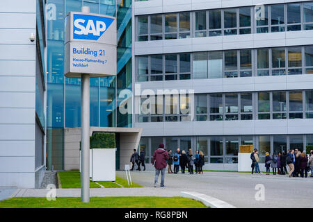 Walldorf, Deutschland. 28 Jan, 2019. Leute stehen an einem Eingang zum Hauptquartier der Softwarehersteller SAP. Das Unternehmen wird seine Ergebnisse für das vergangene Jahr auf einer Pressekonferenz am 29. Februar bekannt geben. Foto: Uwe Anspach/dpa/Alamy leben Nachrichten Stockfoto