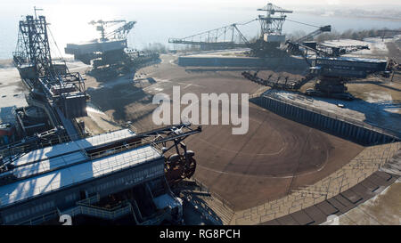 22 Januar 2019, Sachsen-Anhalt, Gräfenhainichen: Spreader Die "Zwillinge" (l-r, im Uhrzeigersinn), 'Mad Max' Schaufel - Kette slewing Bagger, "Medusa" Verteiler und 'Mosquito' Crawler-Säule slewing Bagger sind in "Ferropolis, die Stadt aus Eisen (mit einer Drohne getroffen). Insgesamt fünf große Maschinen aus der ehemaligen Tagebau Golpa-Nord waren hier oben in geordneter Weise gesetzt und die Bühne wurde für eine Veranstaltung mit seiner einzigartigen Kulisse seit 1995. Neben Konzerten, Festivals treffen hier jedes Jahr statt. Vor allem, sie sind verantwortlich für einen stetigen Anstieg in der TAUB Stockfoto