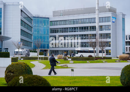 Walldorf, Deutschland. 28 Jan, 2019. Ein Mann aus einem Gebäude am Sitz der Softwarehersteller SAP. Das Unternehmen wird seine Ergebnisse für das vergangene Jahr auf einer Pressekonferenz am 29. Februar bekannt geben. Foto: Uwe Anspach/dpa/Alamy leben Nachrichten Stockfoto