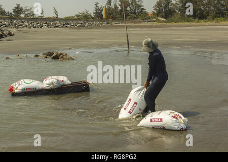 Can Gio Provinz. Vietnam, Jan. 28, 2019 illegale Sea Sand Baggern. Credit: Jasmin Krpan/Alamy leben Nachrichten Stockfoto