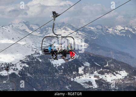 VALLOIRE, Frankreich - 24. MÄRZ 2015: Skifahrer gehen bis der Lift in Galibier-Thabor Station in Frankreich. Der Bahnhof ist in Valmeinier und Valloire entfernt und h Stockfoto