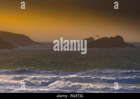 Am späten Abend Licht über Pentire Punkt Osten und die kleinen, felsigen Inseln an der Küste von Newquay Cornwall. Stockfoto