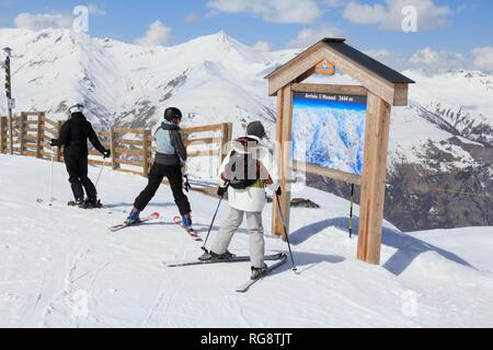 VALLOIRE, Frankreich - 24. MÄRZ 2015: Skier Analysen Ski Map in Galibier-Thabor Station in Frankreich. Der Bahnhof ist in Valmeinier und Valloire entfernt und Stockfoto