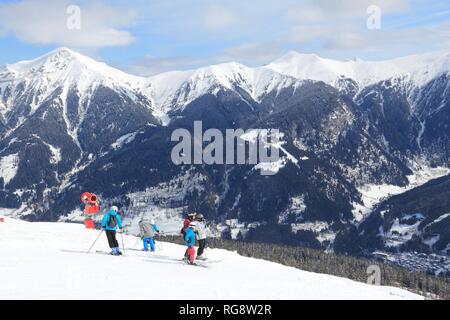 BAD Gastein, Österreich - 9. MÄRZ 2016: Leute, Ski in Bad Gastein. Es ist Teil der Ski Amade, einem der größten Skigebiete Europas mit 760 km Pisten. Stockfoto