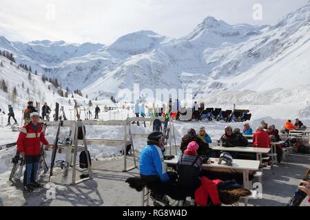 Gasteinertal, ÖSTERREICH - MÄRZ 10, 2016: die Menschen besuchen Sportgastein Skigebiet in Österreich. Es ist Teil der Ski Amade, eines der größten Skigebiete in Euro Stockfoto