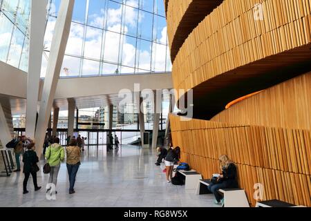 OSLO, Norwegen - 2 August, 2015: die Menschen besuchen Sie die Oper Oslo in Norwegen. Das Gebäude entworfen durch das norwegische Studio Snohetta erhielt Mies van der Rohe Award 2009. Stockfoto