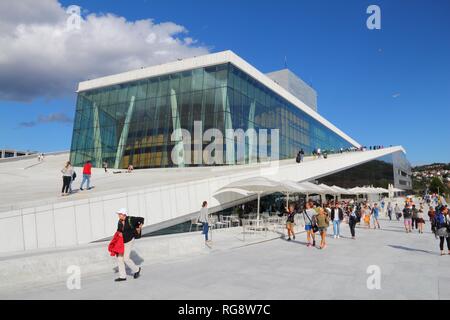OSLO, Norwegen - 2 August, 2015: die Menschen besuchen Sie die Oper Oslo in Norwegen. Das Gebäude entworfen durch das norwegische Studio Snohetta erhielt Mies van der Rohe Award 2009. Stockfoto