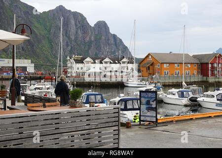 SVOLVAER, NORWEGEN - Juli 26, 2015: die Menschen besuchen Sie svolvaer Fischerdorf in Lofoten Inseln, Norwegen. Ausländische Touristen haben etwa 5 Millionen Übernachtungen Stockfoto