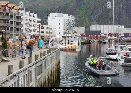 SVOLVAER, NORWEGEN - Juli 26, 2015: die Menschen besuchen Sie svolvaer Fischerdorf in Lofoten Inseln, Norwegen. Ausländische Touristen haben etwa 5 Millionen Übernachtungen Stockfoto