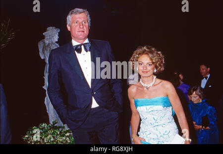 Friedrich Christian Mick Flick mit Ehefrau Maya Gräfin von Schönburg Glauchau, Ca. 1986. Friedrich Christian Flick Mick mit seiner Frau Maya Gräfin von schoenburg Glauchau, Ca. 1986. Stockfoto