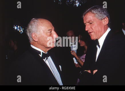 Walter Scheel (links) im Gespräch mit Friedrich Christian Flick, Mick Ca. 1984. Walter Scheel (links) im Gespräch mit Friedrich Christian Flick, Mick Ca. 1984. Stockfoto