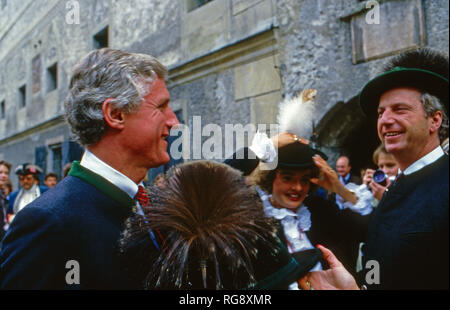 Friedrich Christian Mick Flick mit Ehefrau Maya Gräfin von Schönburg Glauchau bei einer Brunchfeier auf der Festung Hohensalzburg, Österreich 1986. Friedrich Christian Flick Mick mit seiner Frau Maya Gräfin von schoenburg Glauchau an einem Brunch auf der Festung Hohensalzburg, Österreich 1986. Stockfoto