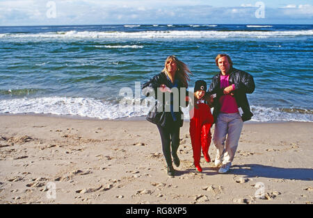 Fußballspieler Günter Netzer mit Ehefrau Elvira und Tochter Alana am Strand der Insel Sylt, Deutschland 1993. Deutsche Fußballspieler Günter Netzer mit seiner Frau Elvira und Tochter Alana am Strand der Insel Sylt, Deutschland 1993. Stockfoto