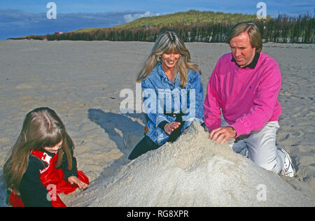 Fußballspieler Günter Netzer mit Ehefrau Elvira und Tochter Alana am Strand der Insel Sylt, Deutschland 1993. Deutsche Fußballspieler Günter Netzer mit seiner Frau Elvira und Tochter Alana am Strand der Insel Sylt, Deutschland 1993. Stockfoto