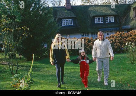 Fußballspieler Günter Netzer mit Ehefrau Elvira und Tochter Alana auf der Insel Sylt, Deutschland 1993. Deutsche Fußballspieler Günter Netzer mit seiner Frau Elvira und Tochter Alana auf Sylt, Deutschland 1993. Stockfoto