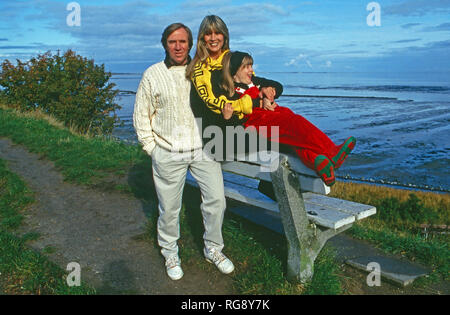 Fußballspieler Günter Netzer mit Ehefrau Elvira und Tochter Alana am Strand der Insel Sylt, Deutschland 1993. Deutsche Fußballspieler Günter Netzer mit seiner Frau Elvira und Tochter Alana am Strand der Insel Sylt, Deutschland 1993. Stockfoto