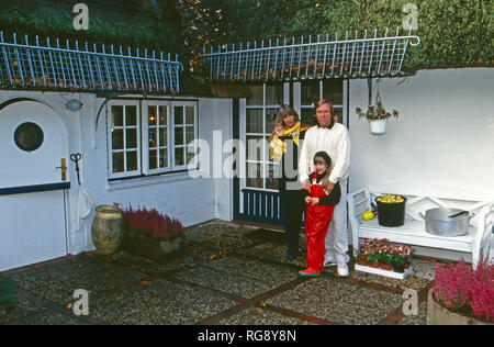 Fußballspieler Günter Netzer mit Ehefrau Elvira und Tochter Alana auf der Insel Sylt, Deutschland 1993. Deutsche Fußballspieler Günter Netzer mit seiner Frau Elvira und Tochter Alana auf Sylt, Deutschland 1993. Stockfoto