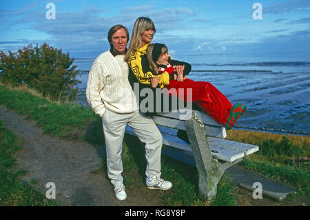 Fußballspieler Günter Netzer mit Ehefrau Elvira und Tochter Alana am Strand der Insel Sylt, Deutschland 1993. Deutsche Fußballspieler Günter Netzer mit seiner Frau Elvira und Tochter Alana am Strand der Insel Sylt, Deutschland 1993. Stockfoto