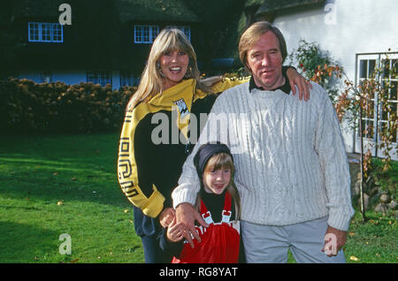 Fußballspieler Günter Netzer mit Ehefrau Elvira und Tochter Alana auf der Insel Sylt, Deutschland 1993. Deutsche Fußballspieler Günter Netzer mit seiner Frau Elvira und Tochter Alana auf Sylt, Deutschland 1993. Stockfoto