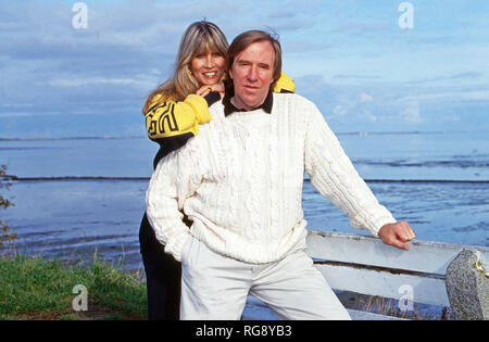 Fußballspieler Günter Netzer mit Ehefrau Elvira auf der Insel Sylt, Deutschland 1993. Deutsche Fußballspieler Günter Netzer mit seiner Frau Elvira auf Sylt, Deutschland 1993. Stockfoto