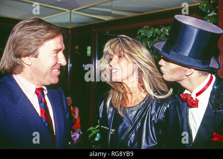 Fußballspieler Günter Netzer mit Ehefrau Elvira in einer Abendveranstaltung, Deutschland 1993. Deutsche Fußballspieler Günter Netzer und seine Frau Elvira bei einer Abendveranstaltung, Deutschland 1993. Stockfoto